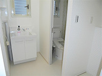 白で統一した清潔感のある洗面所：LIXILピアラ